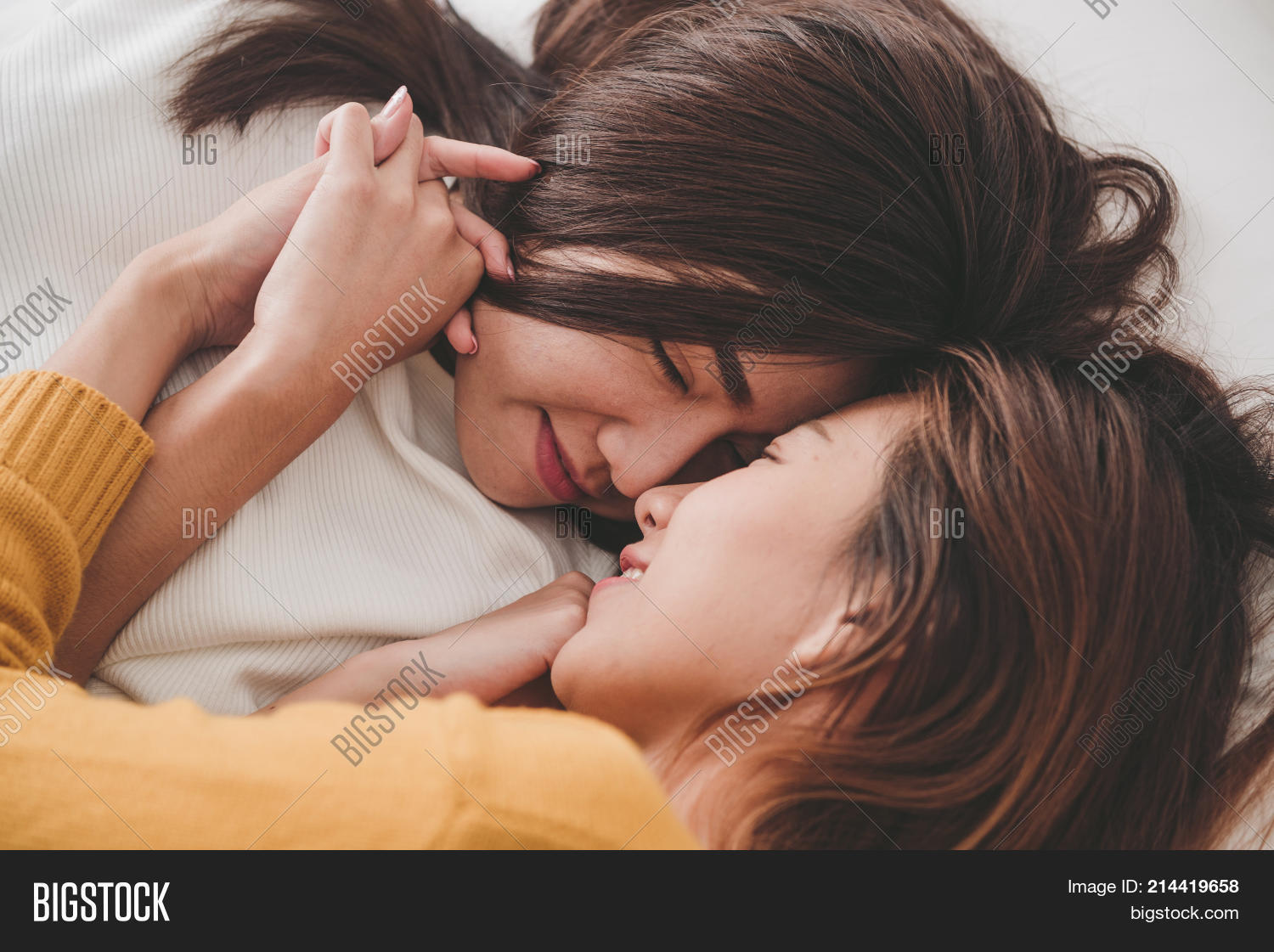 danielle lynn hinkle recommends lesbians in bed together pic