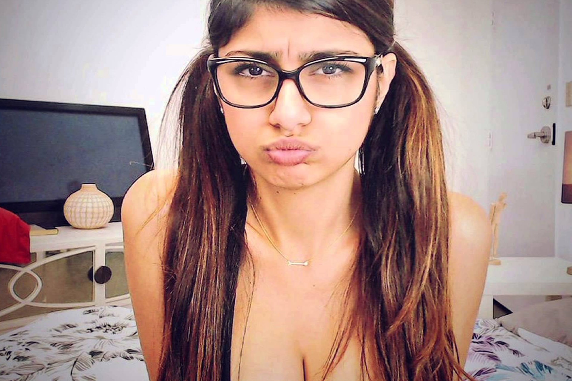 Mia Khalifa Left Porn with redheads