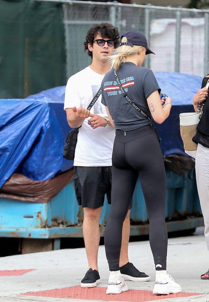 david yanzen add sophie turner butt photo