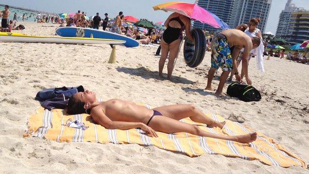 dieu linh doan add topless at miami beach photo