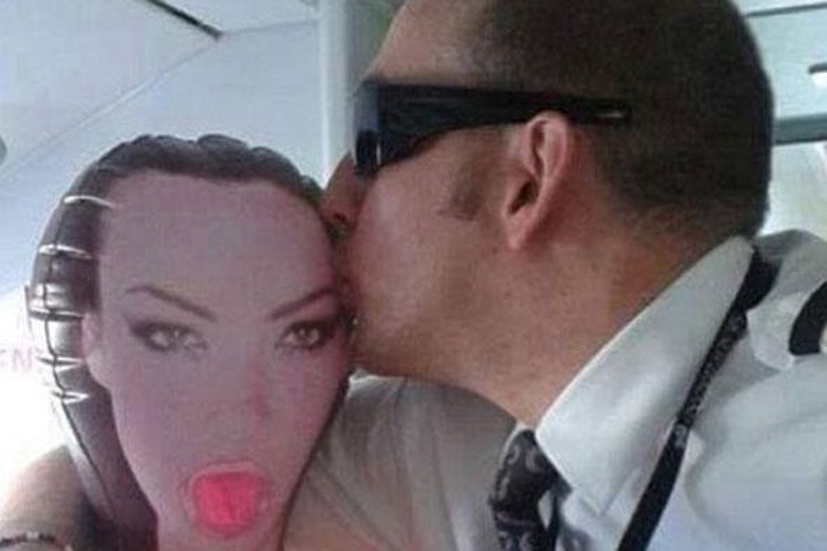 chris puth recommends air hostess kissing game pic