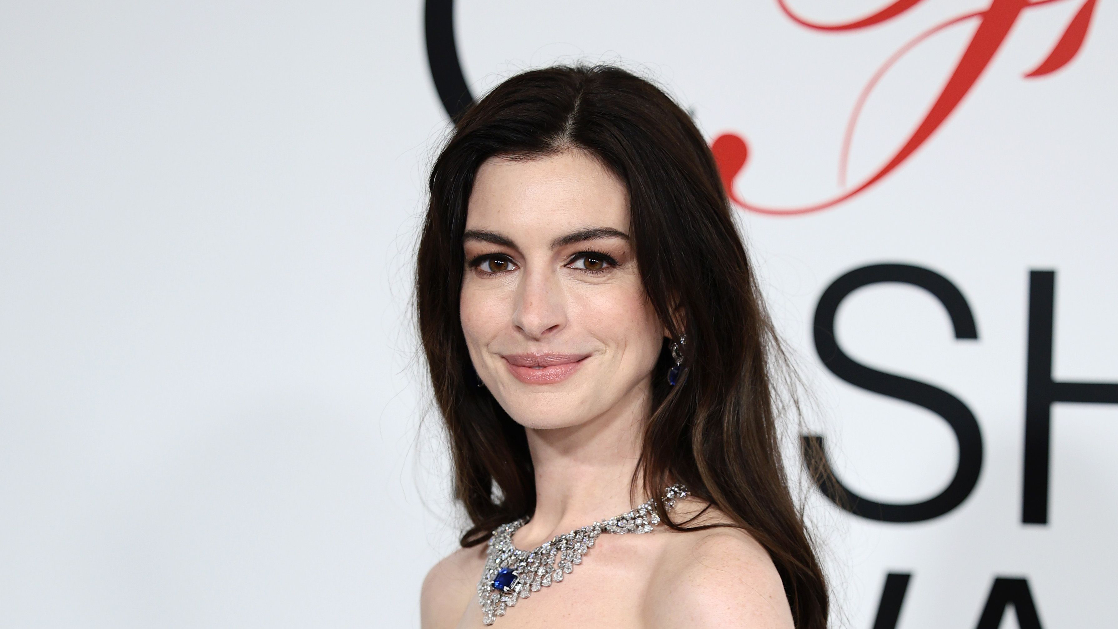 amanda smith moyer recommends anne hathaway up skirt pic