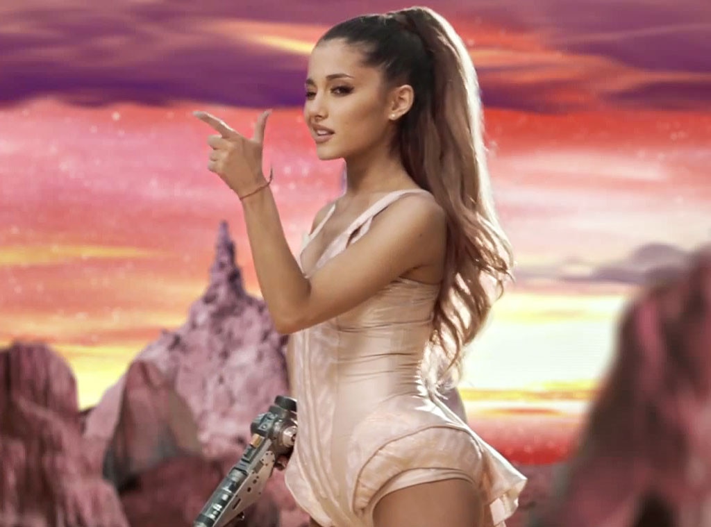 charlene burrows recommends Ariana Grande Showing Boobs