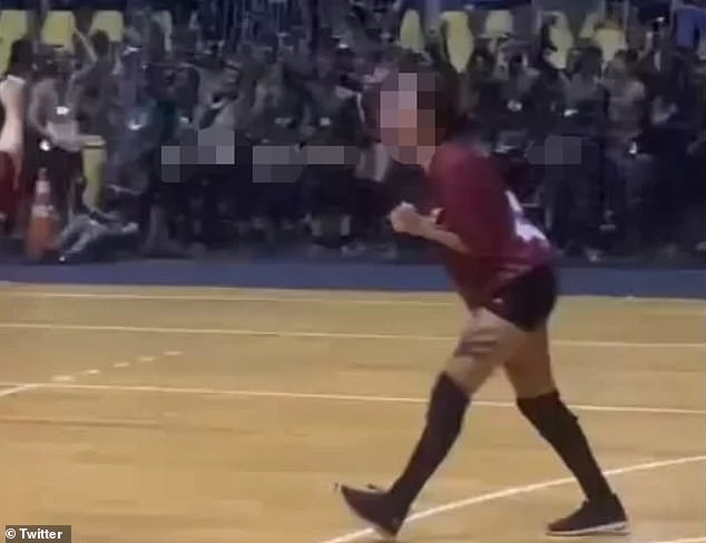 Man Masturbating At Football Game lubrifiant anal