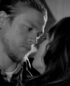 maggie siff and charlie hunnam kiss