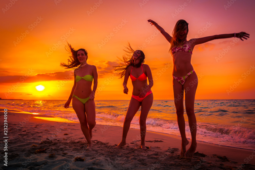 charles lide add chicas en la playa photo