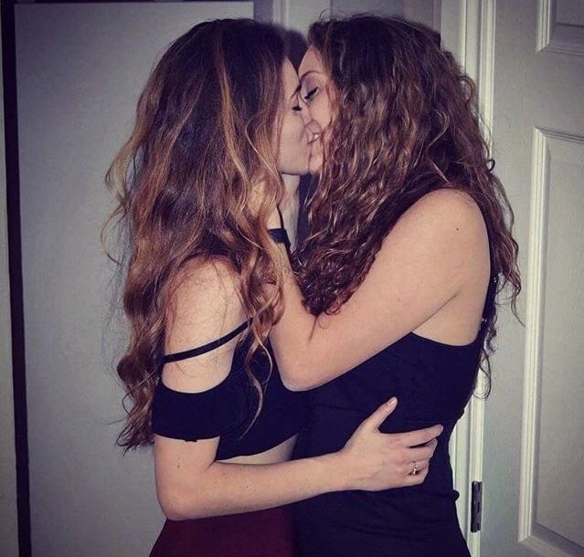 alyssa simoes recommends hot sexy lesbian pic