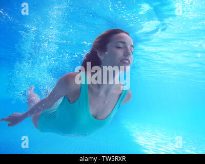 daniel sheriff recommends Woman Underwater In Tank