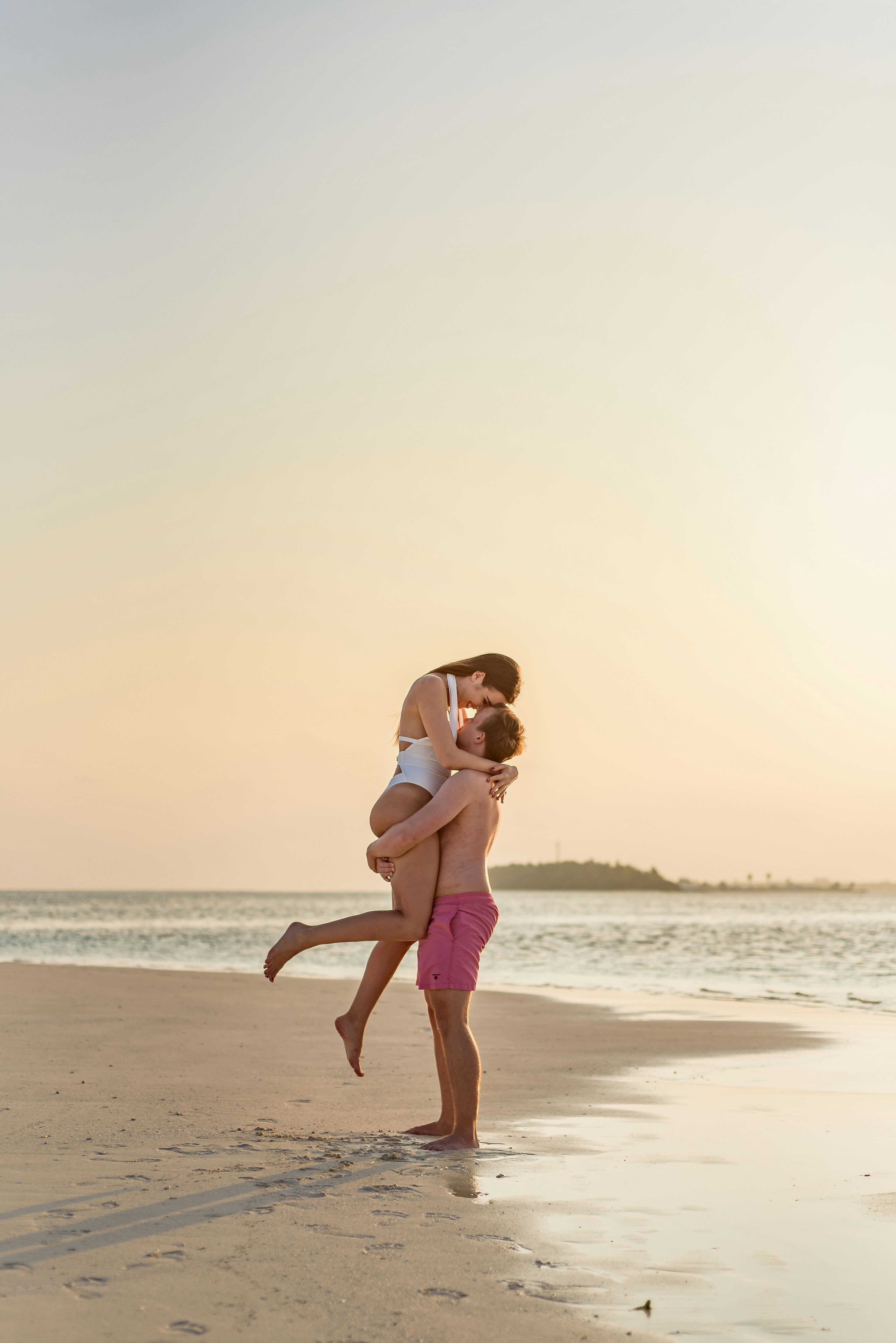 azureen azwar recommends couple at the beach picture pic