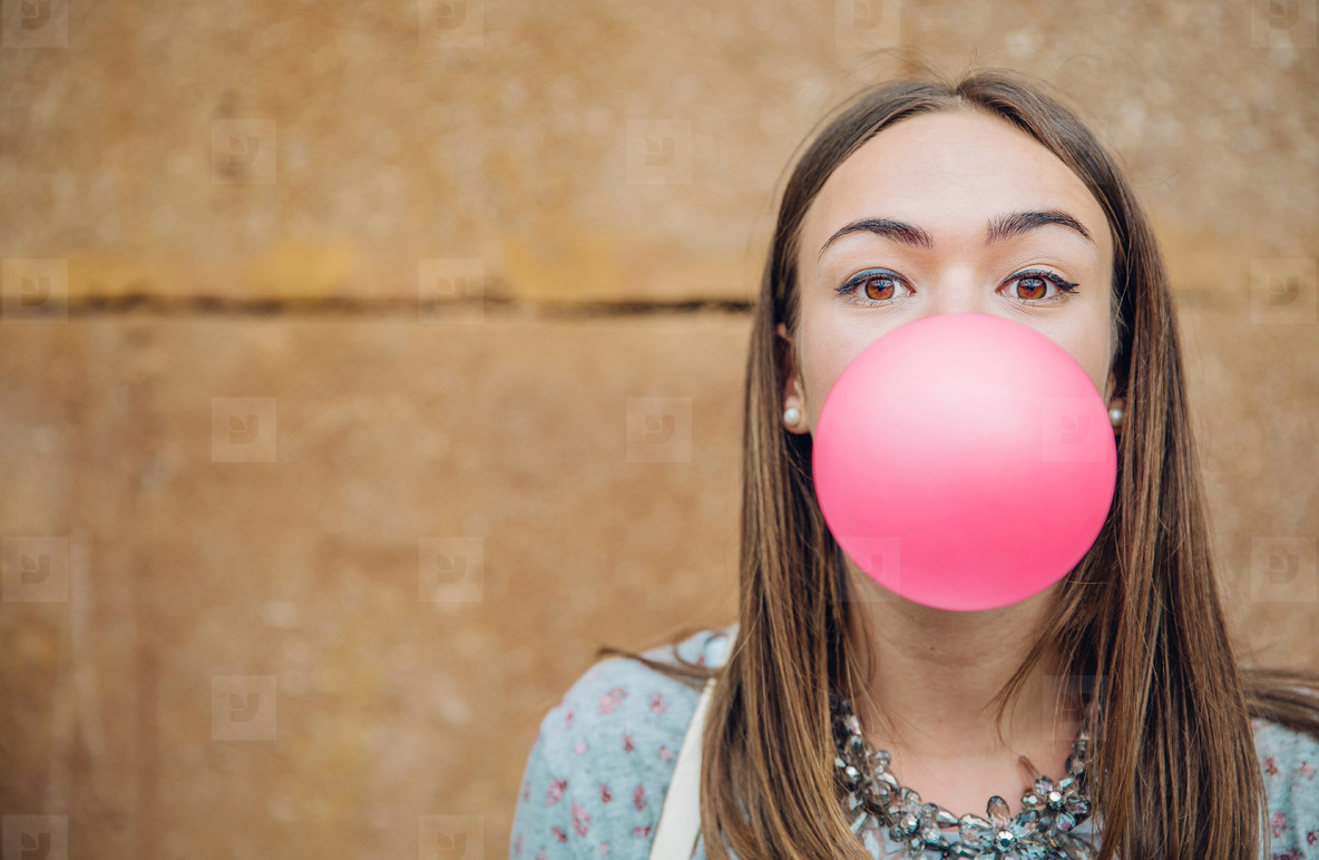 Woman Blowing Bubble Gum xhamster ivenoga