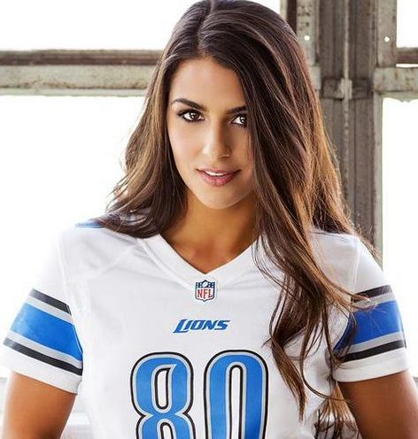 aries albiola recommends sexy women in football jersey pic