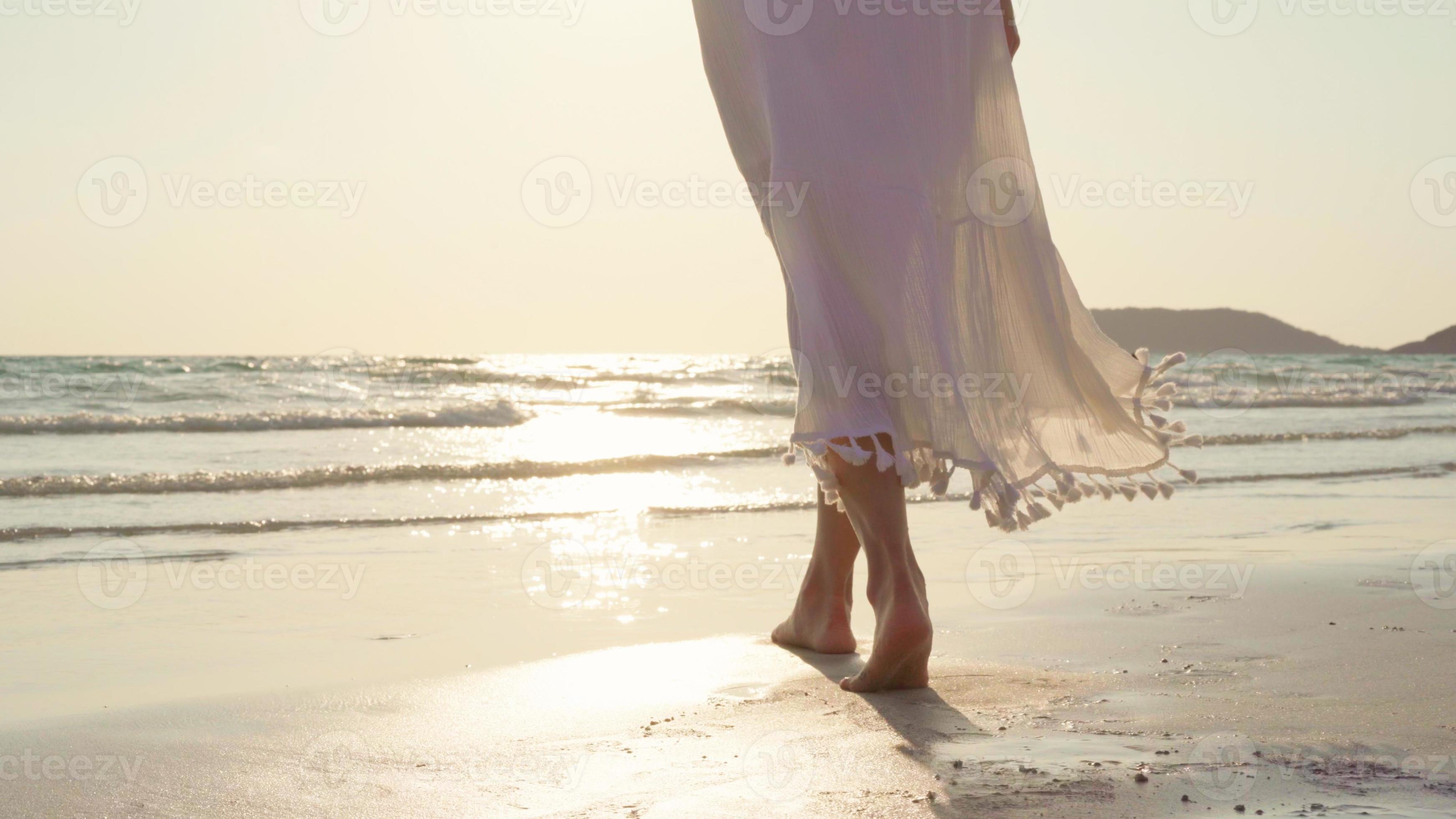 charlotte jakobsson recommends women walking on beach pic