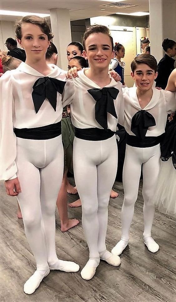 aron de guzman share ballet guys in tights photos