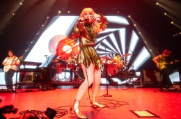 connie strayer add hayley williams hot photo