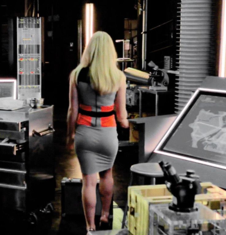 aponi apirka add emily bett rickards butt photo