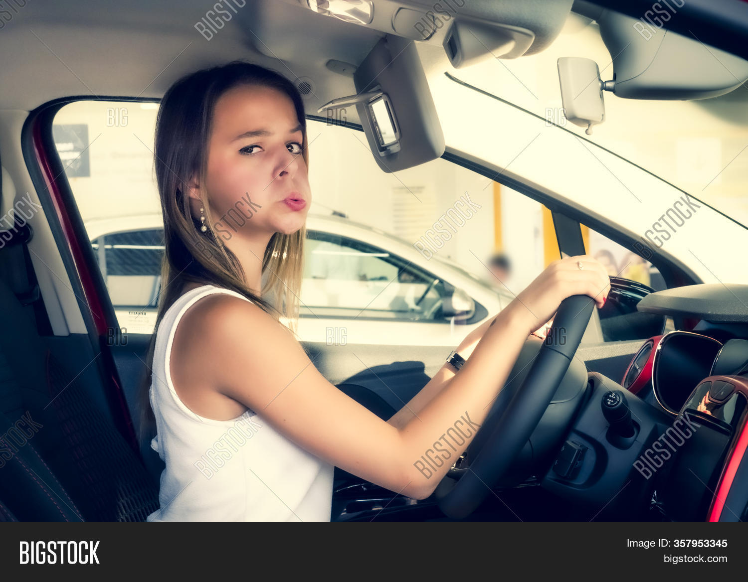 charles scovill add photo girls sitting in cars