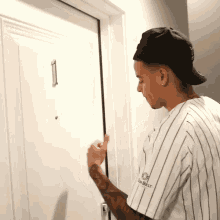 daphne ruiz recommends knocking on door gif pic