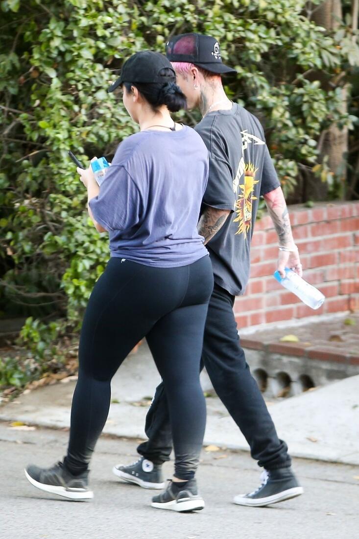 cora cull share demi lovato big booty photos