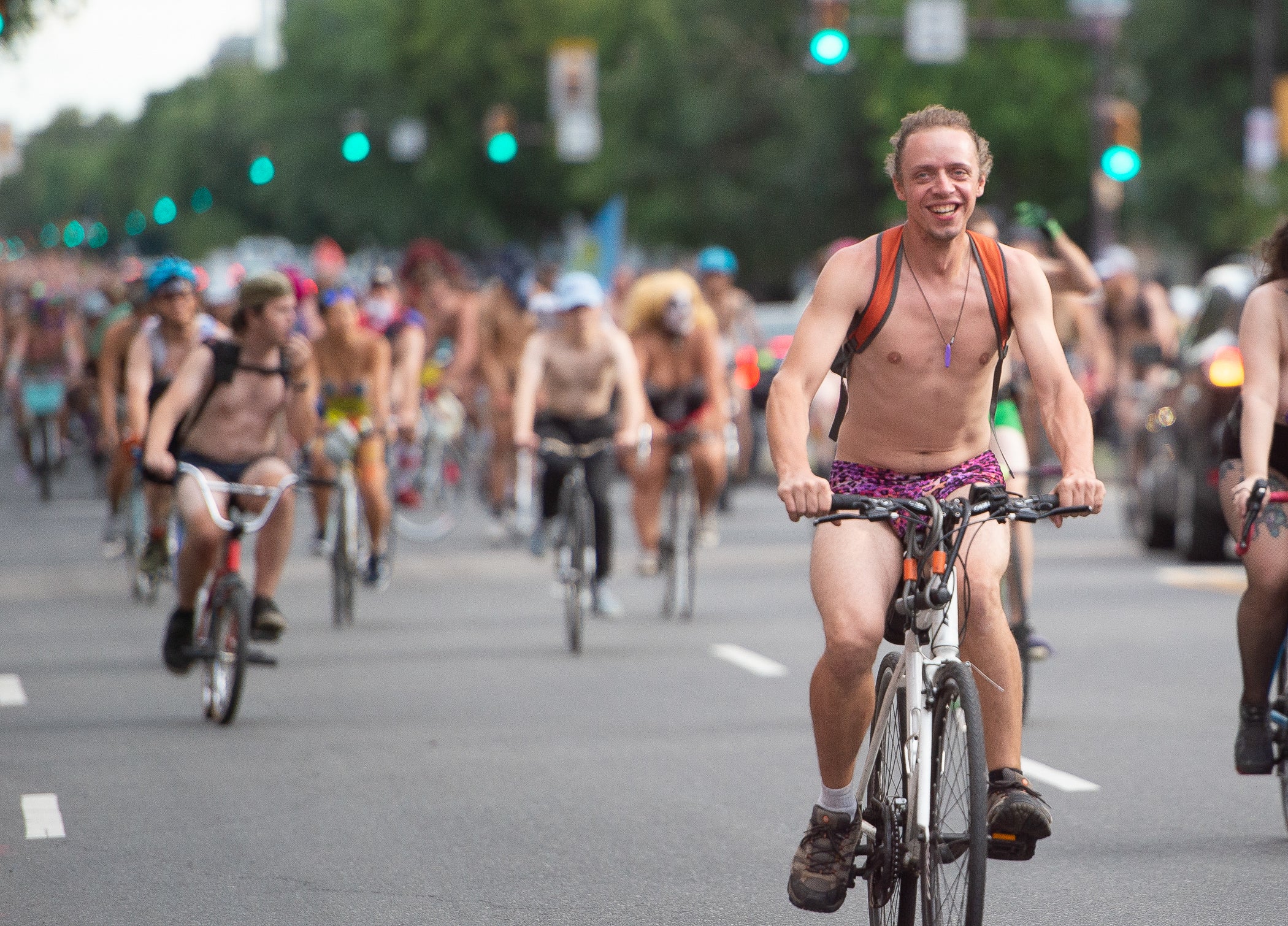 Naked Women Riding Bicycles mann melken