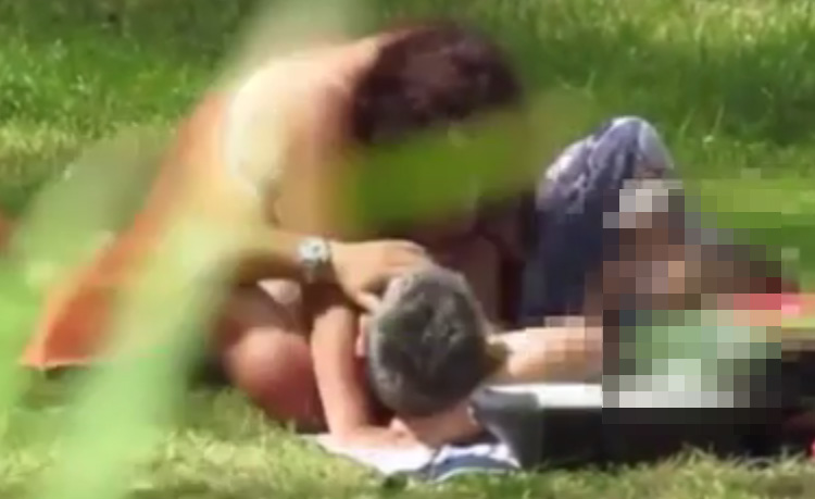 Couple Having Sex In Park mujeres pajiandose