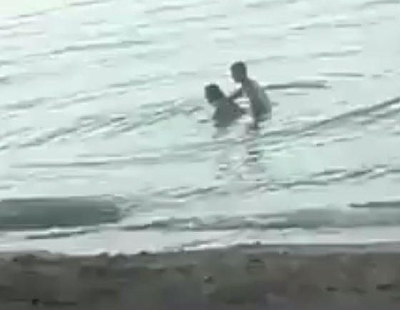 chin yung heng recommends couple caught on beach pic
