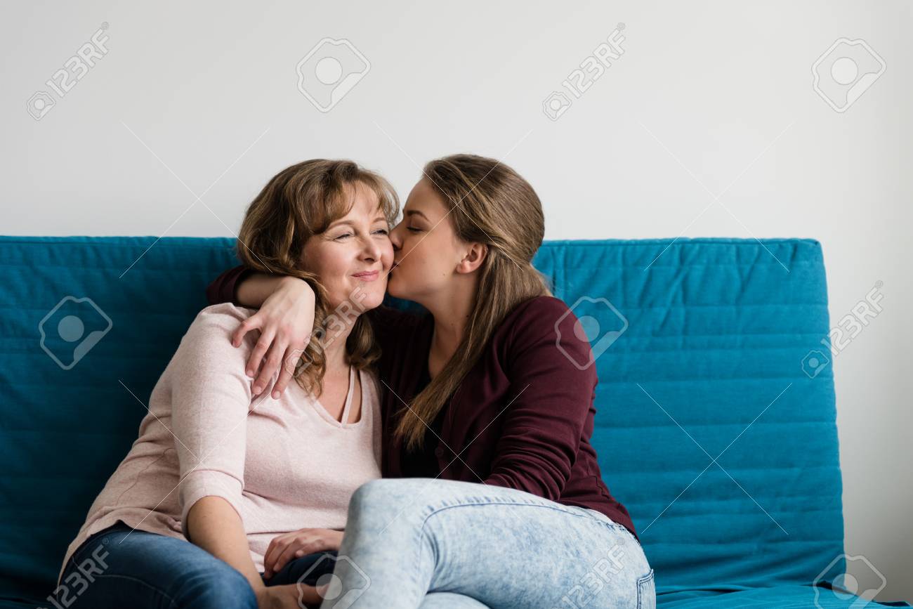 anita choudhary add real mom and daughter kissing photo