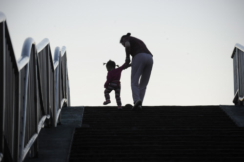 arya pillai recommends Mom And Daughter Peeing