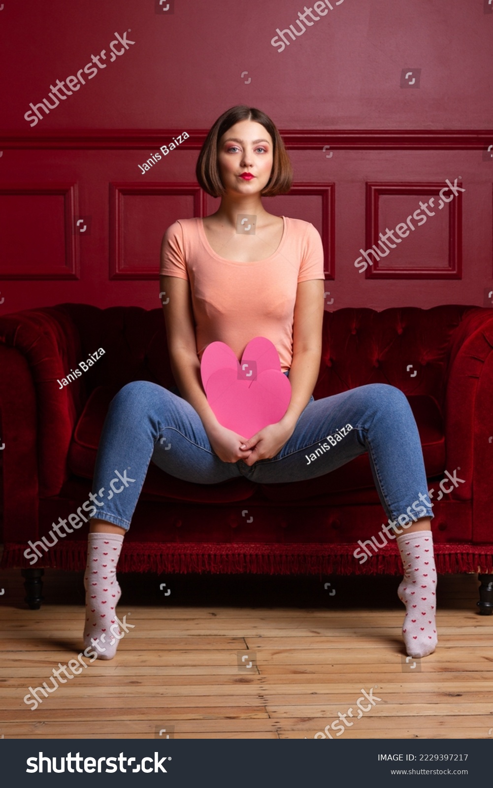 Women Sitting With Legs Open et sensuel