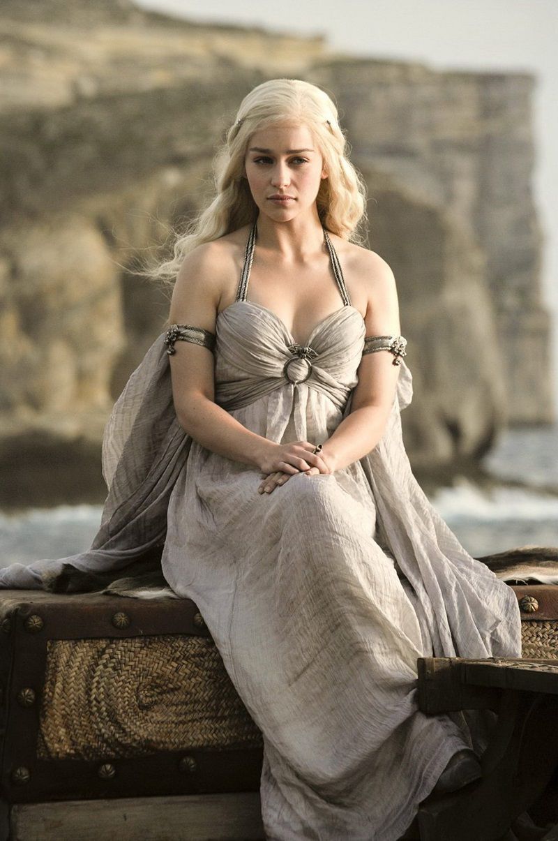 Emilia Clarke Game Of Thrones Boobs chair pics