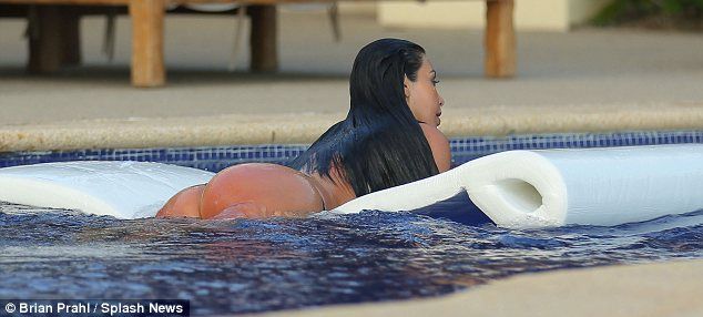 donald holder recommends Kim Kardashian Twerking In Pool