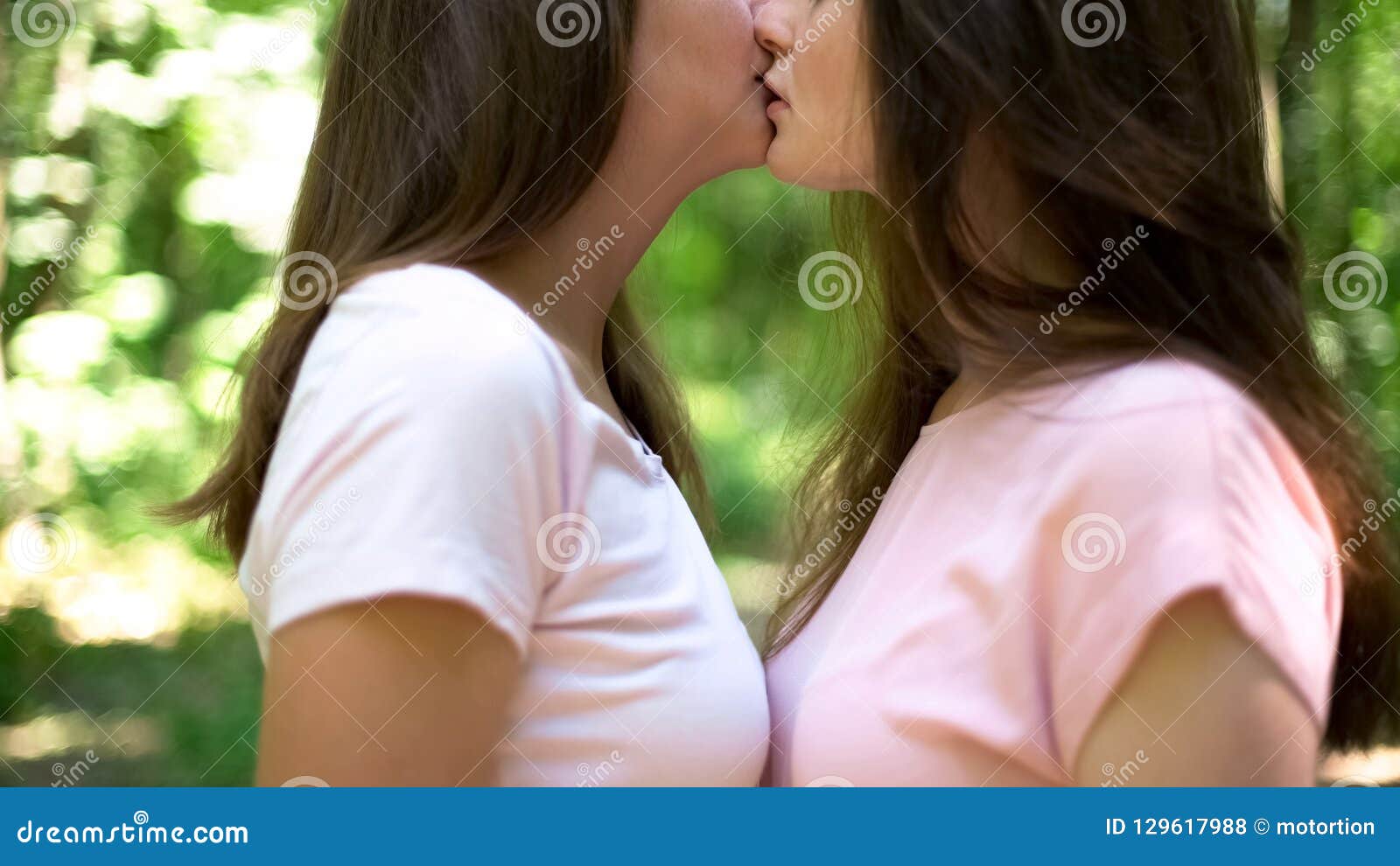 Two Chicks Making Out eskort halmstad