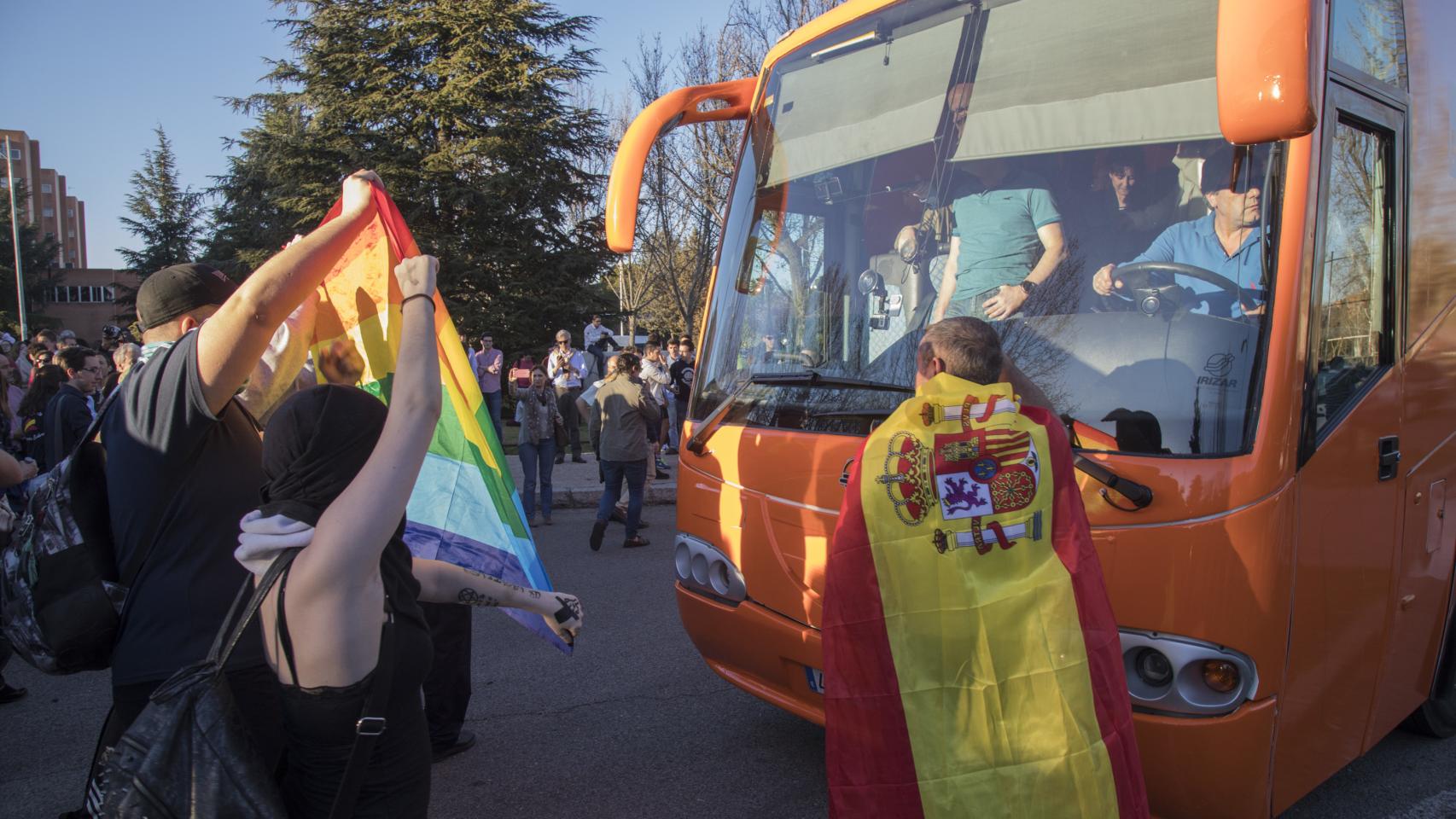 denise kornaker recommends Agarrones En El Bus