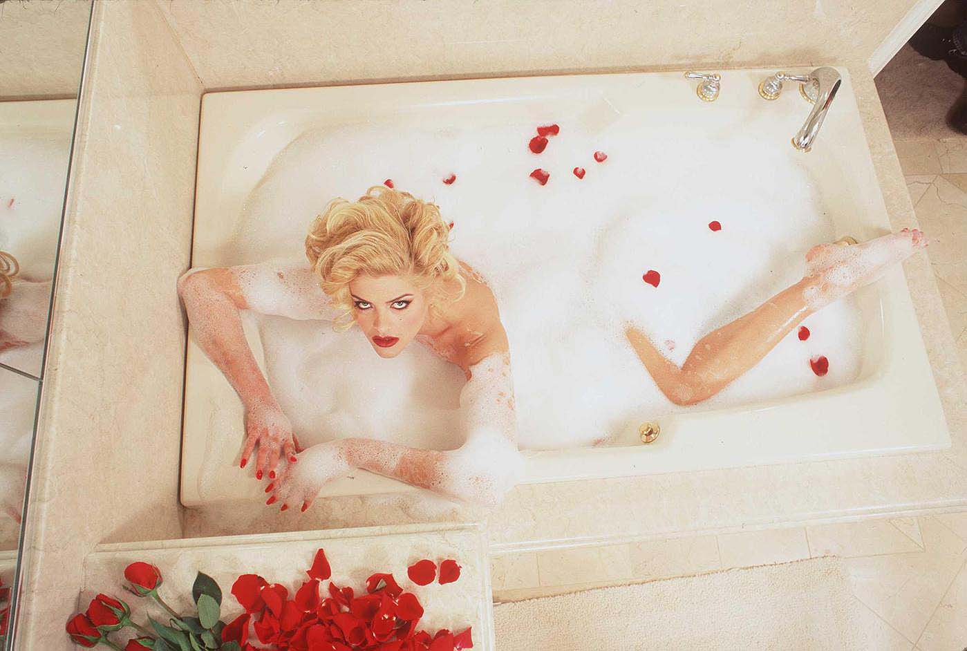 david galgano recommends Anna Nicole Smith Bath