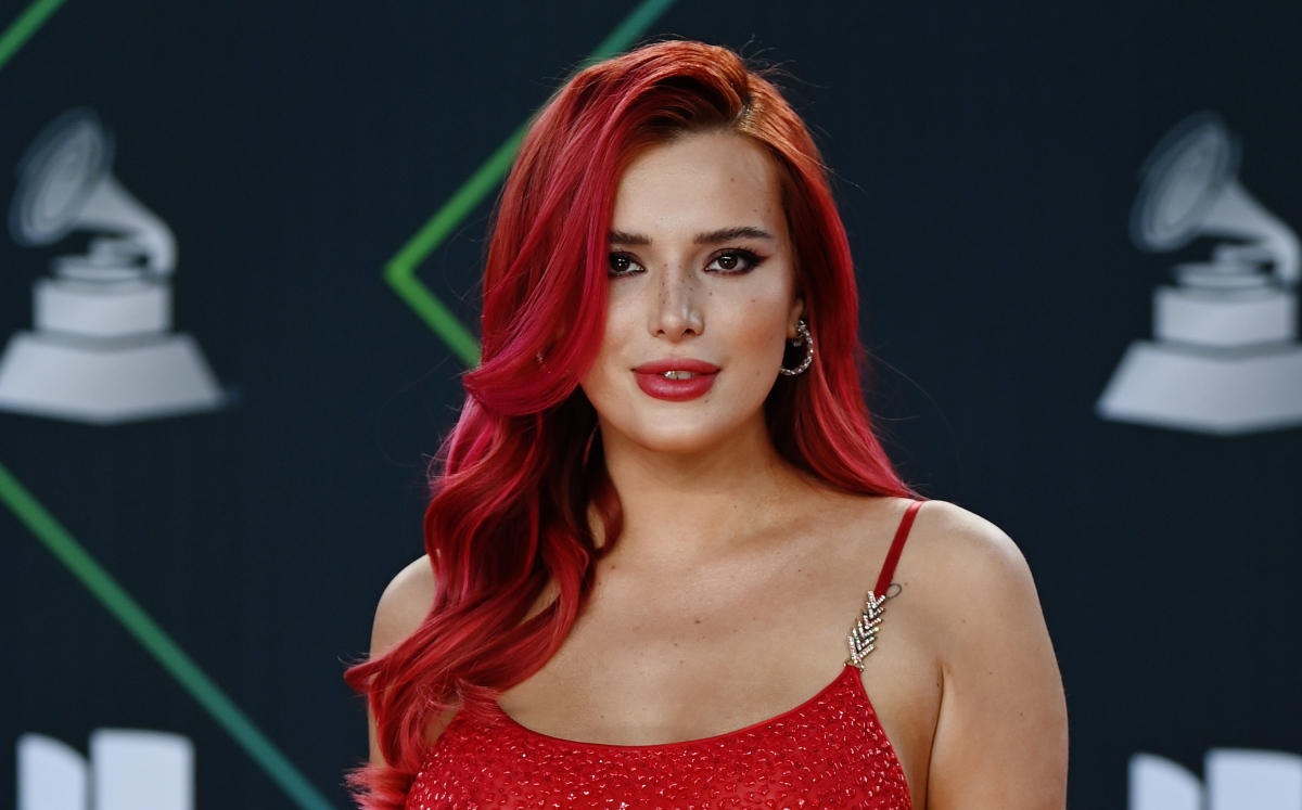 Bella Thorne Jessica Rabbit head dancing