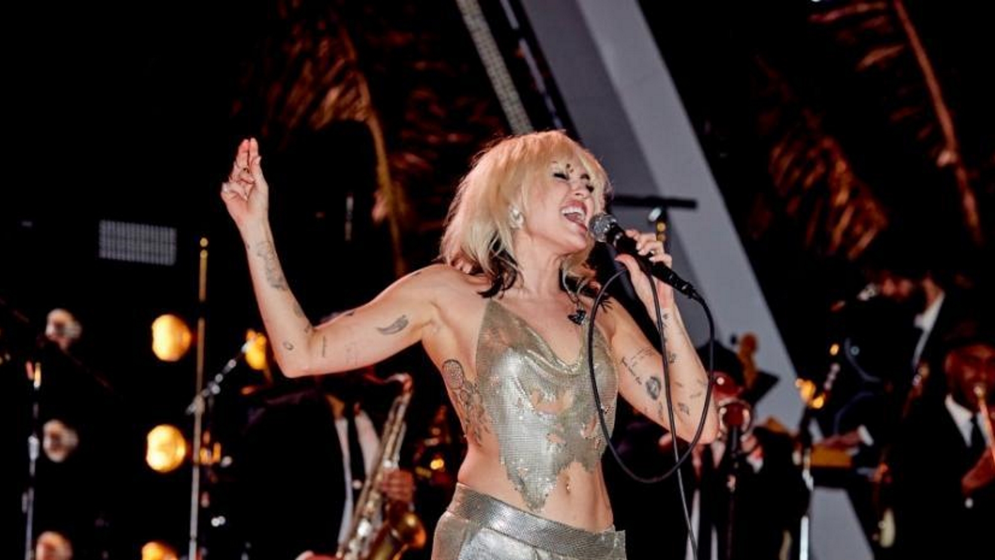 alma salado add photo miley cyrus topless concert