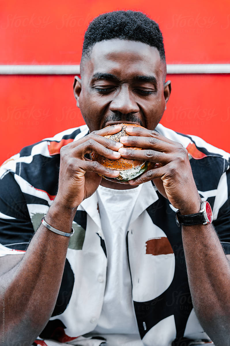 ahmad elayyan add photo black guy eating hamburger