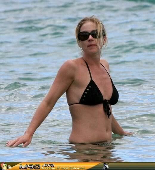 carla saul recommends Christina Applegate Bikini