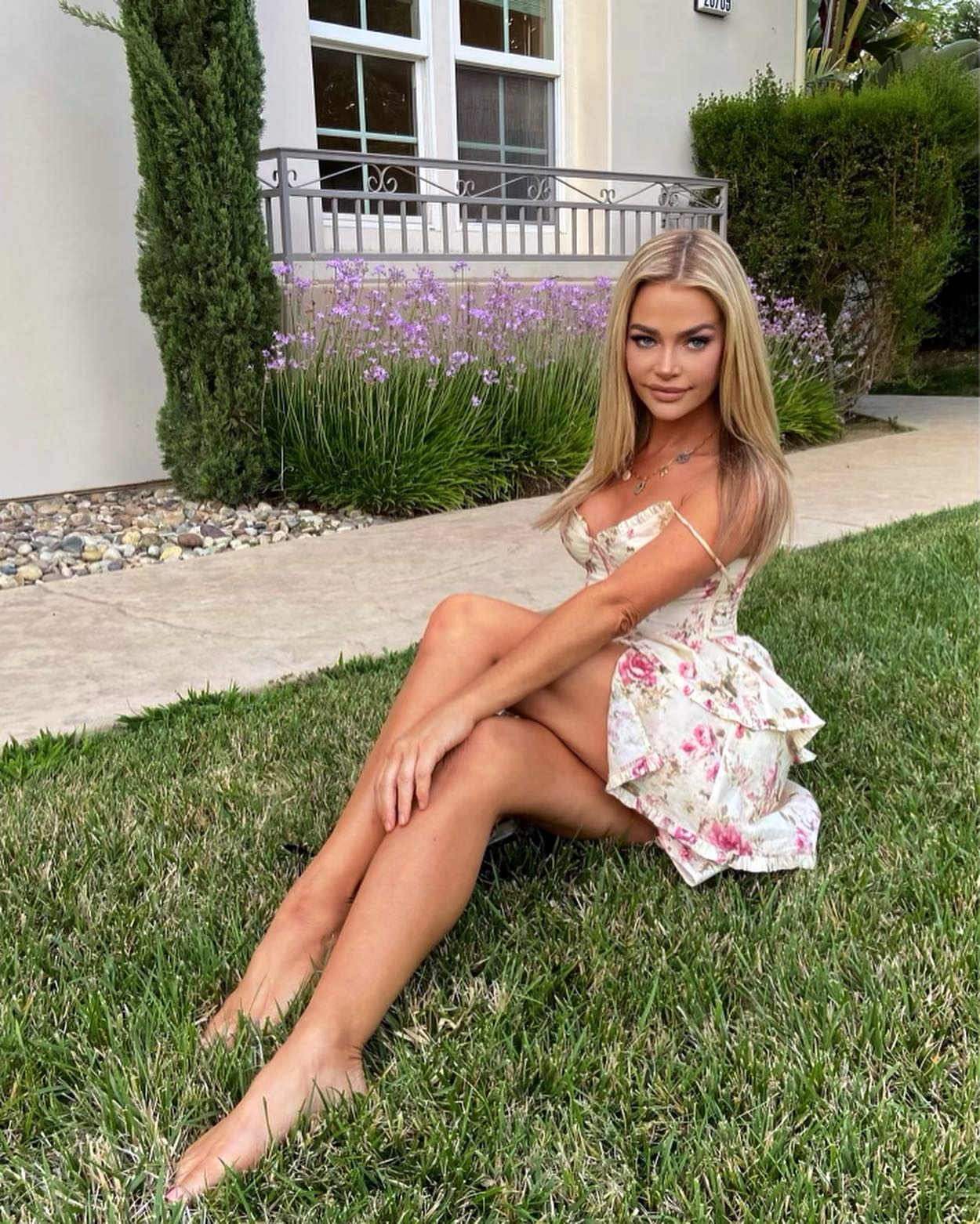 dana rodenbeck recommends denise richards toes pic