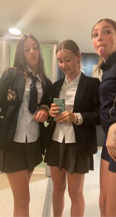 Teens Flashing At School kt dame