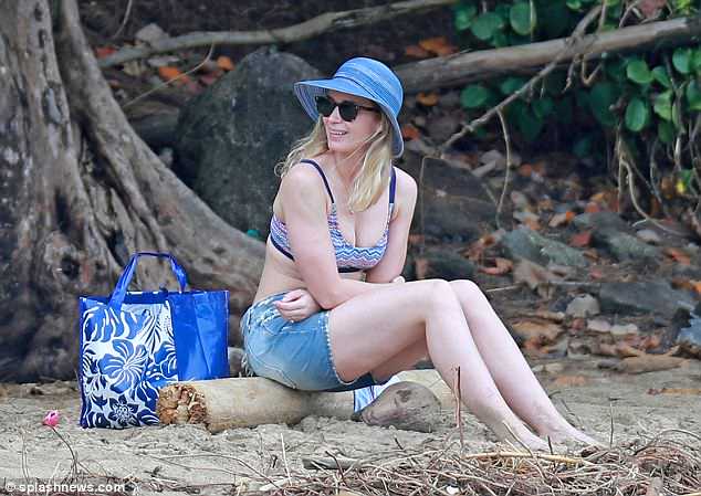 chris clausen recommends Emily Blunt Swimsuit