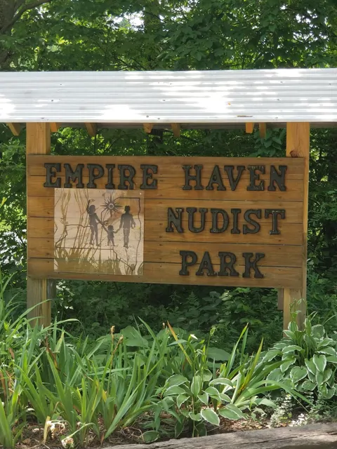 Empire Haven Nudist den beinen