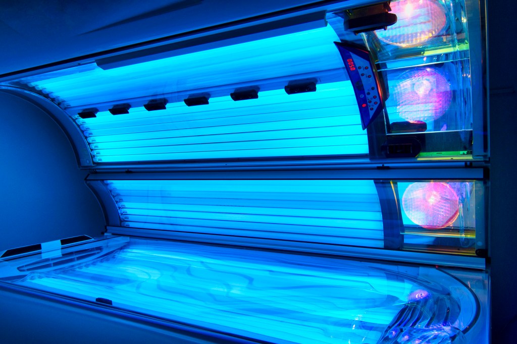 andreas wiessner recommends Girl Naked In Tanning Bed