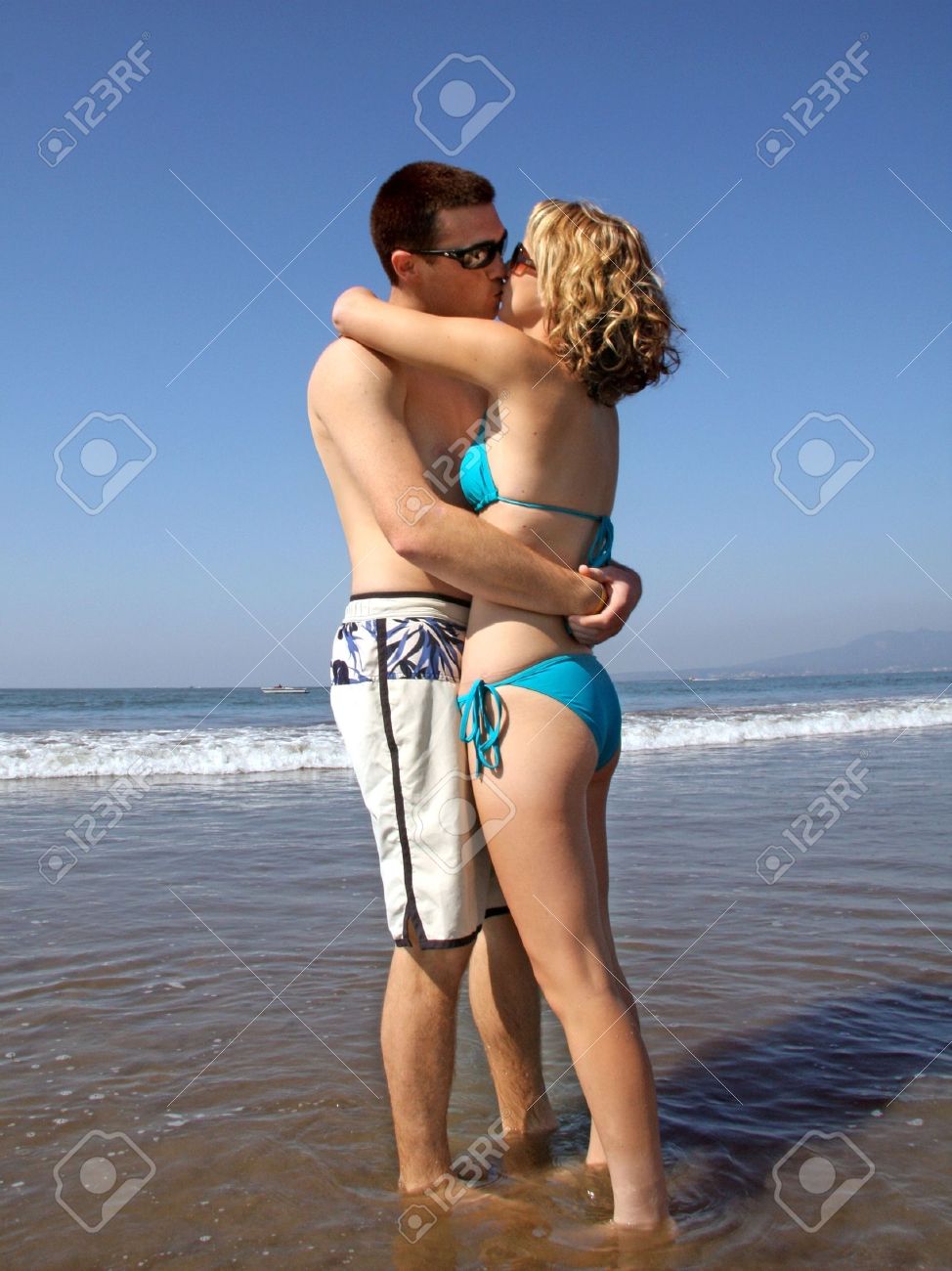 deepak kumar sahoo recommends Kissing On The Beach