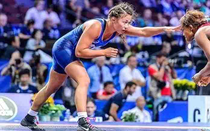 briana weaver recommends Larissa Reis Mixed Wrestling