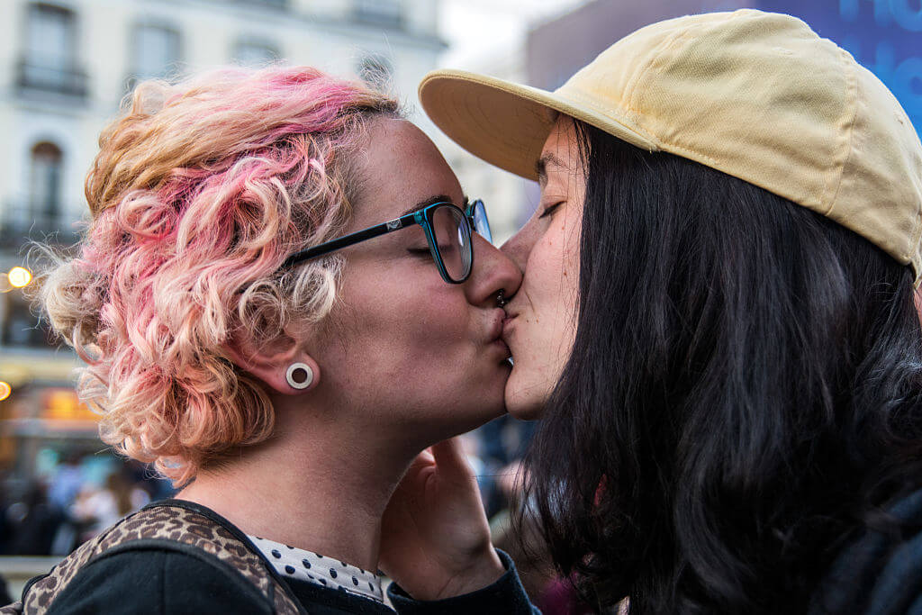 chiedozie samuel share lesbian kissing in public photos