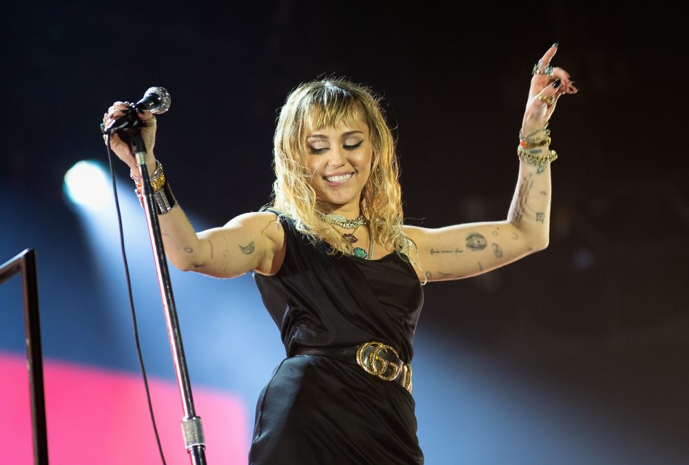 chris lyerly recommends miley cyrus gives blowjob on stage pic