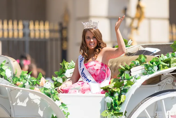 bear berry share miss america in porn photos