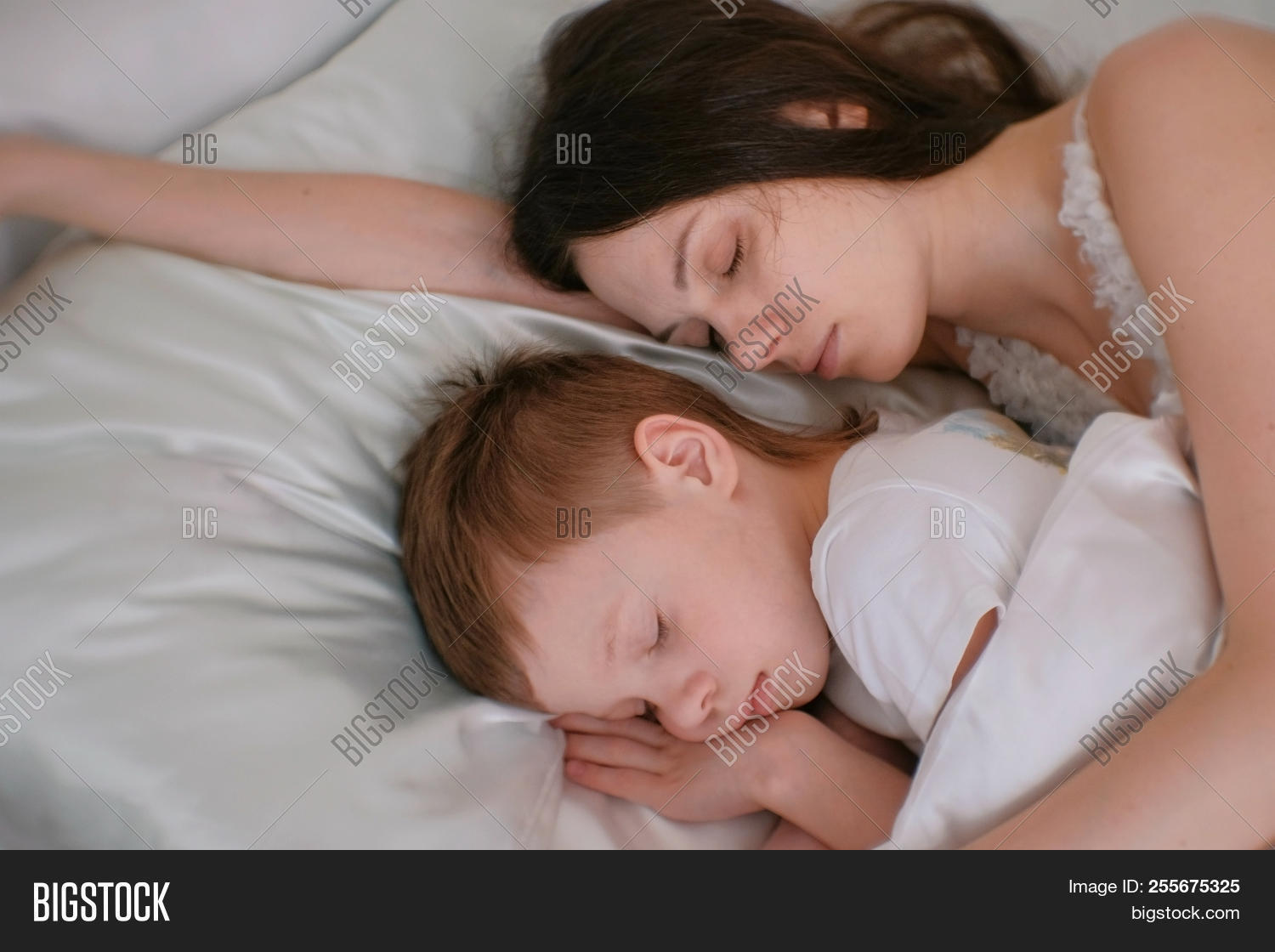 adrian maisonet share mom son sleep together photos