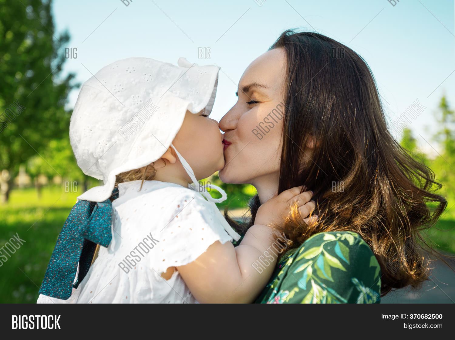 Real Mom And Daughter Kissing sex twitter