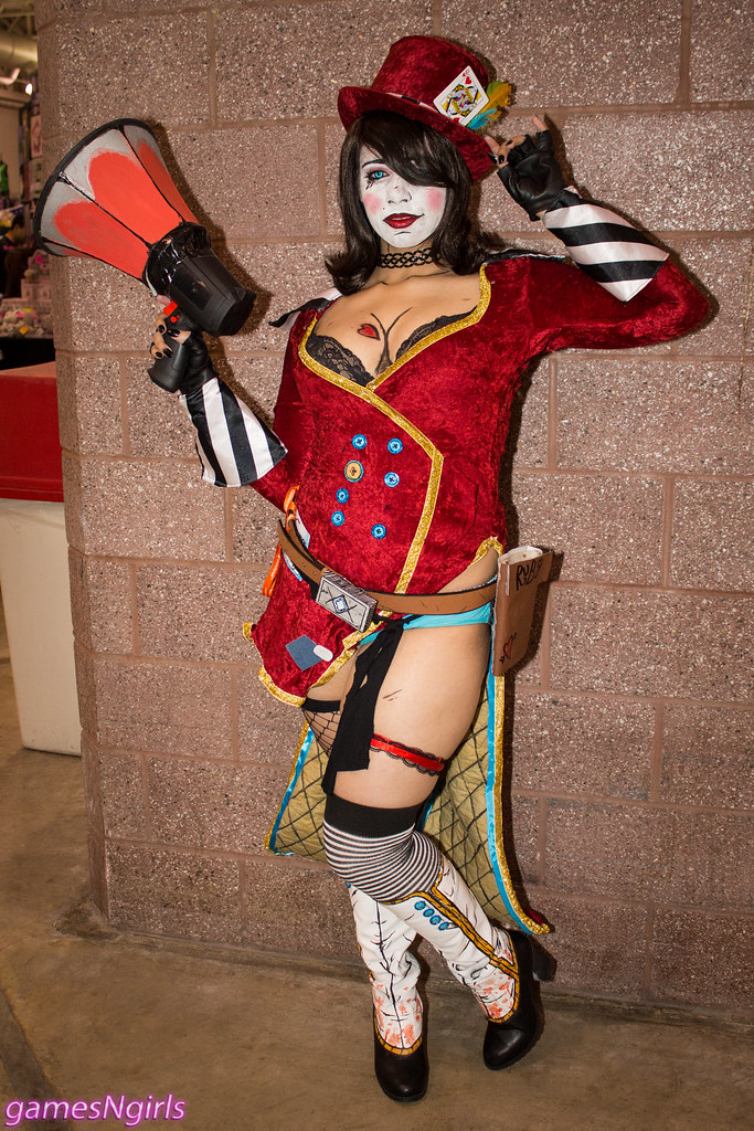 Sexy Mad Moxxi Cosplay loves dicks